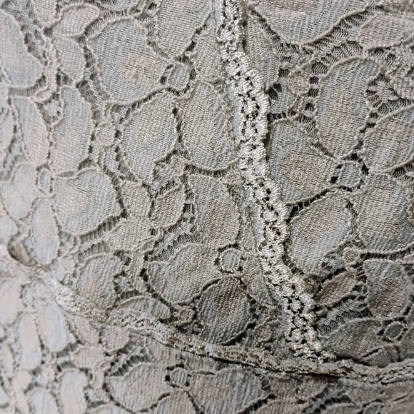 Green Lace Sleeveless V-Neck Top - Picture 4 of 8